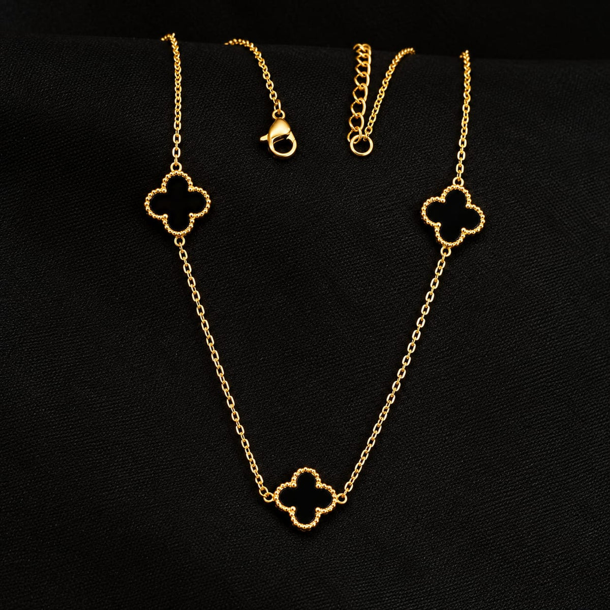 Cadena Trébol Negro para Mujer en Oro Laminado 18K