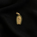 Dije Virgen con Esmeraldas en Oro Laminado 18K