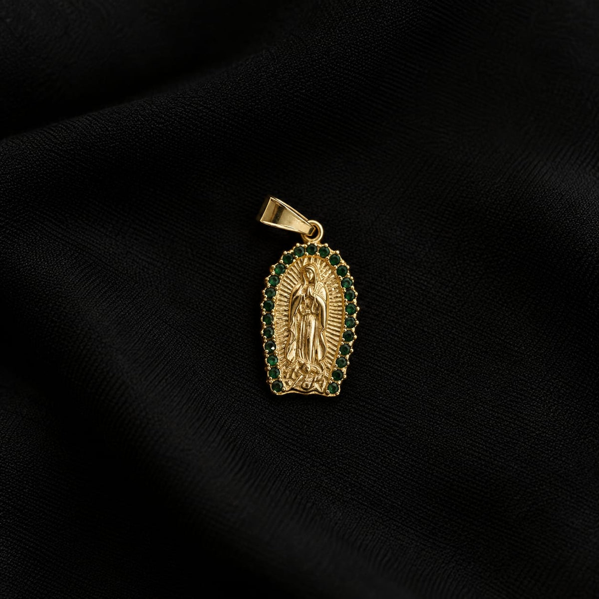 Dije Virgen con Esmeraldas en Oro Laminado 18K