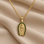 Dije Virgen con Esmeraldas en Oro Laminado 18K