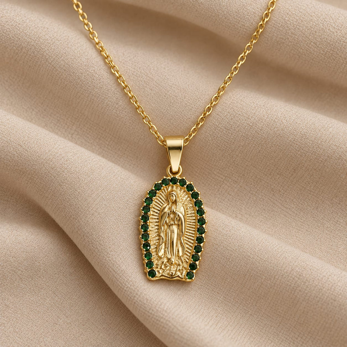 Dije Virgen con Esmeraldas en Oro Laminado 18K
