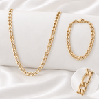 Conjunto de cadena y pulsera sobre soporte blanco con acercamiento circular
