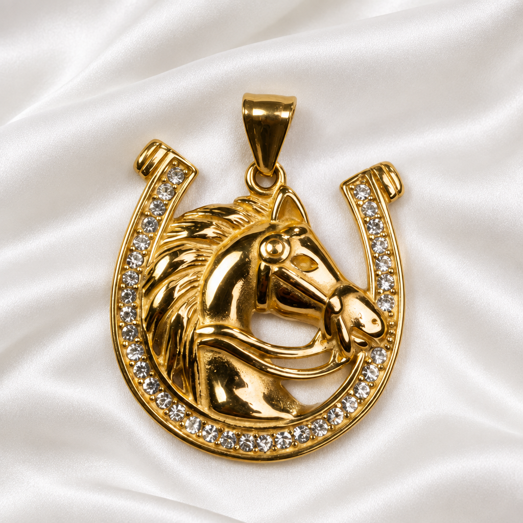 Dije de caballo y herradura sobre seda blanca