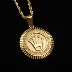Dije moneda corona con cadena