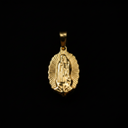 Dije Virgen sobre fondo negro