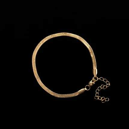 Pulsera Egipcia dorada con cierre y cadena extensora sobre fondo negro
