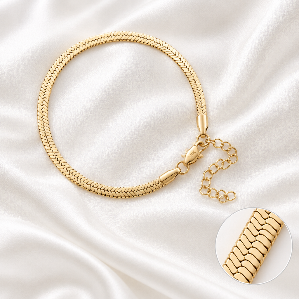 Pulsera con tejido corregido sobre seda blanca